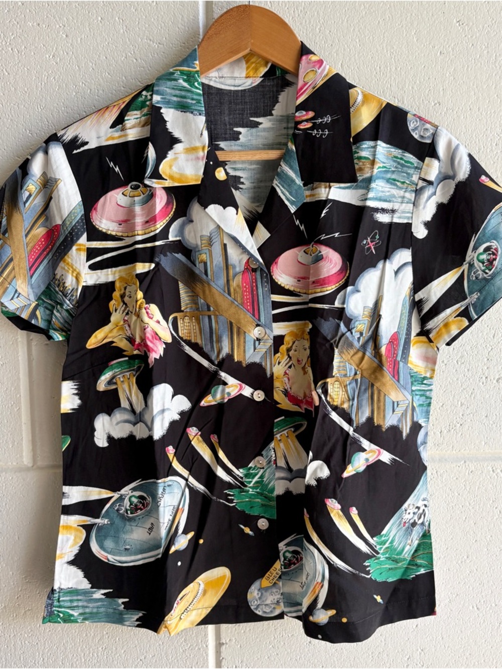 Tori Richard Size Small Whimsical UFO Spaceship Hawaiian Button-up Camp Shirt